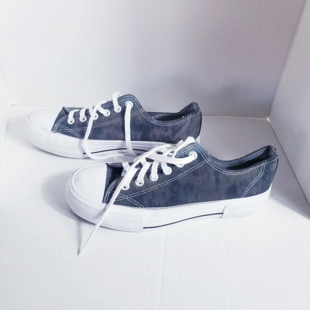 TIME & TRU CANVAS WOMEN'S PLATFORM MEMORY FOAM SHOE WITH A BLEACHED LOOK SIZE 10